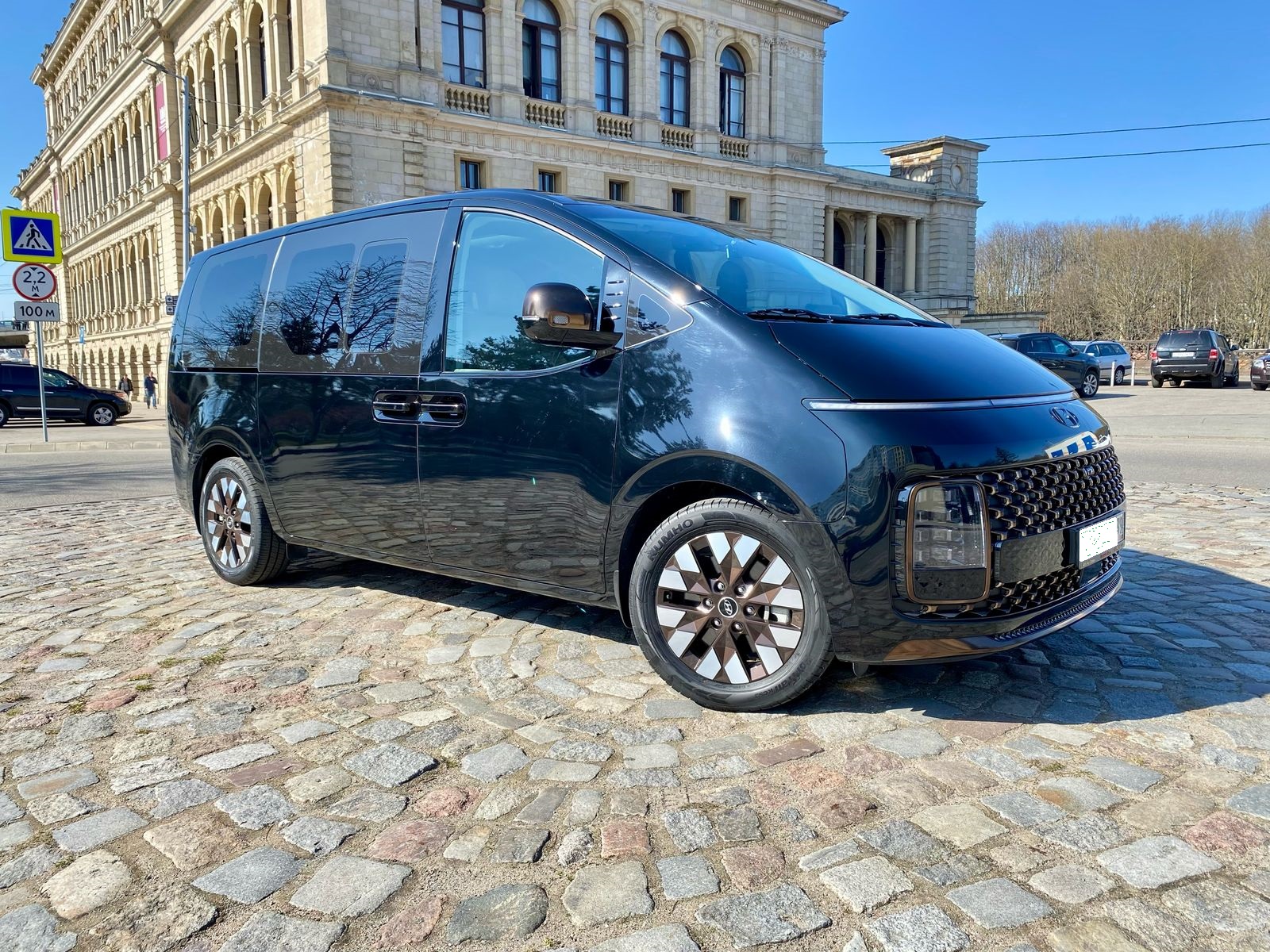 HYUNDAI Staria